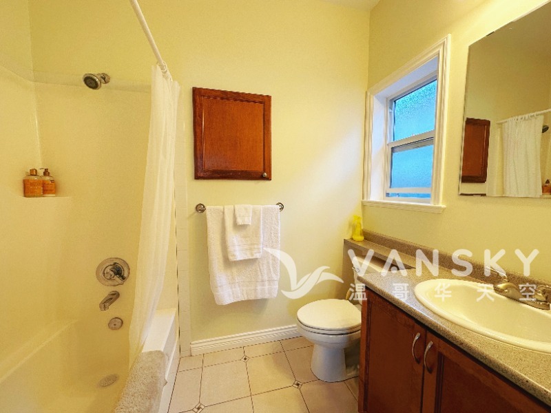 231006201741_Master bedroom Bathroom.jpg